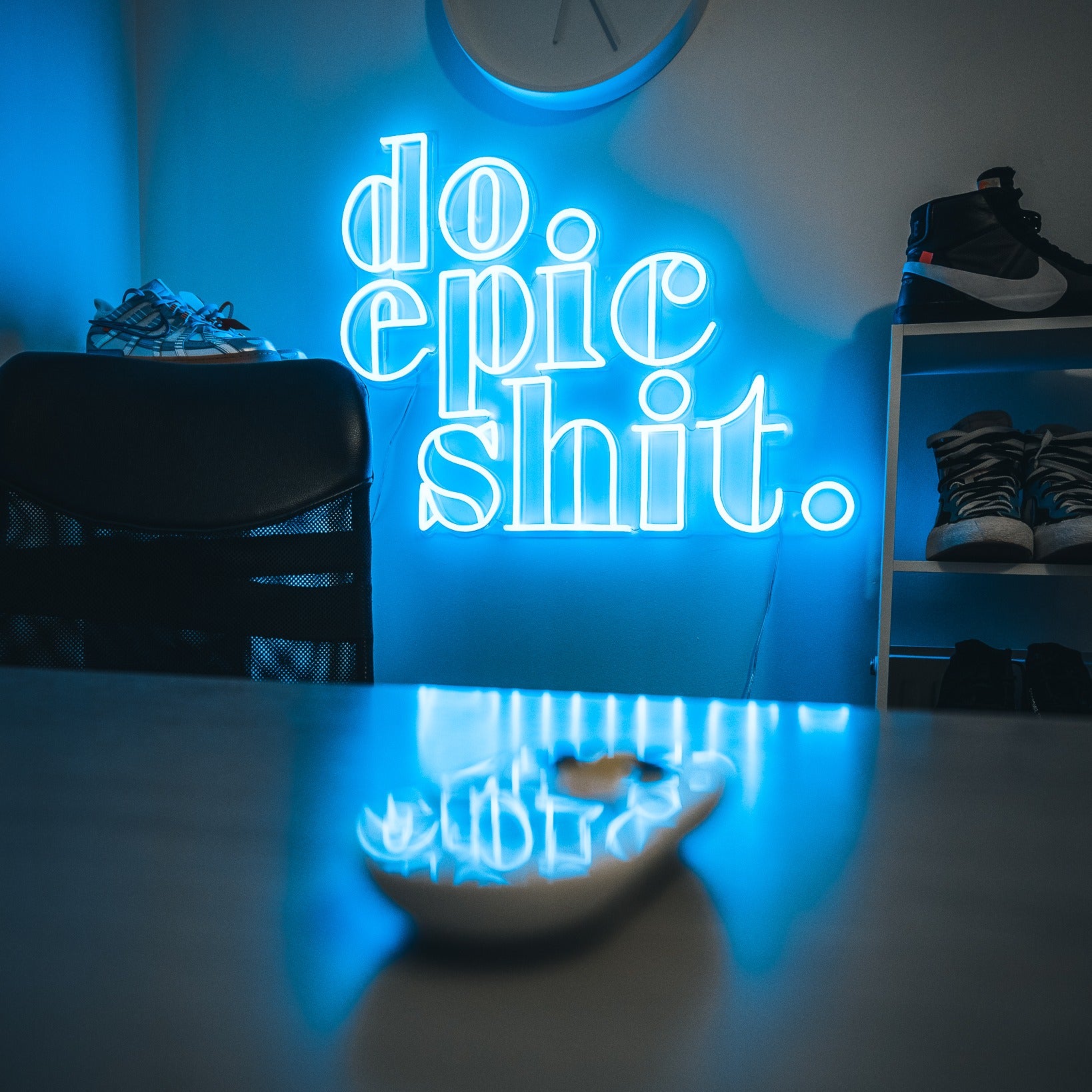 Do Epic Shit, Zeichen aus Neon-LEDs